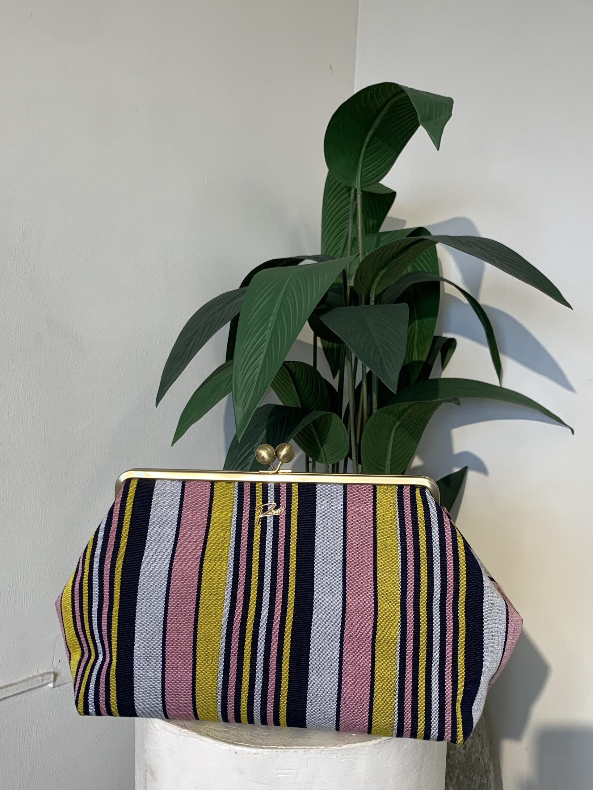 img_4674 Simi kisslock - Image 1