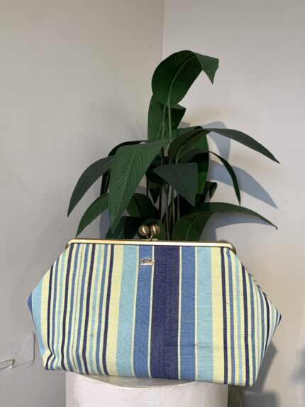 Simi kiss lock in blue